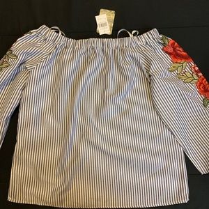 Off shoulder or on beautiful top